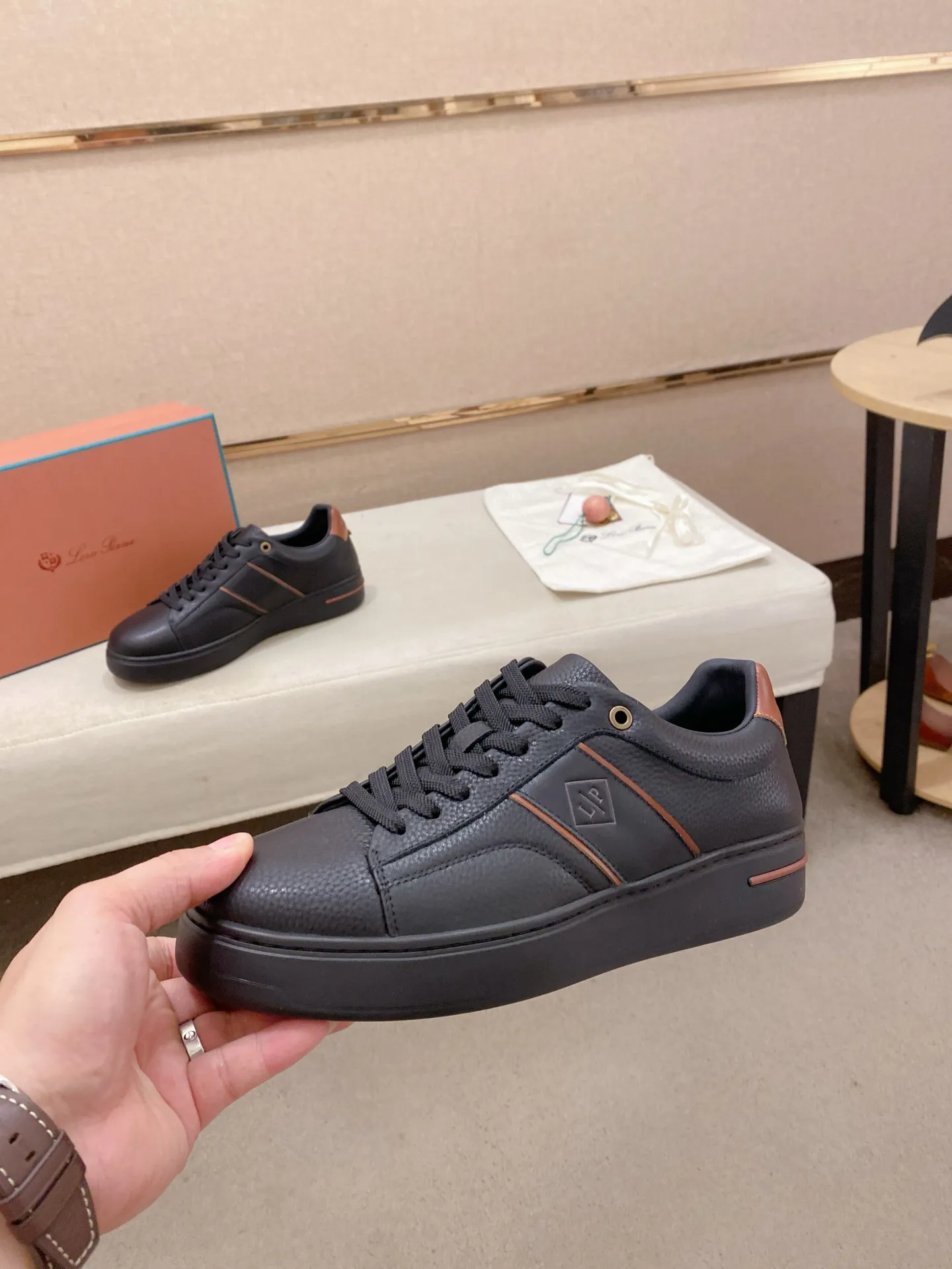 Men's shoes💰: 580💰🔥𝐥𝐨𝐫𝐨 𝐏𝐢𝐚𝐧𝐚 lp classic loafers, an Italian treasure brand, the only brand that can match Hermès! Only after wearing it do we realize that we can’t live up to our feet. The upper is made of imported first-layer cowhide with breathable fly-knit fabric, water-dyed cowhide foot pads, and the official original glass rubber outsole and pendant. Exclusive original packaging (tag ➕ brand paper ➕ outer box ➕ hand bag) code number: 38-44. Can be customized 45-46